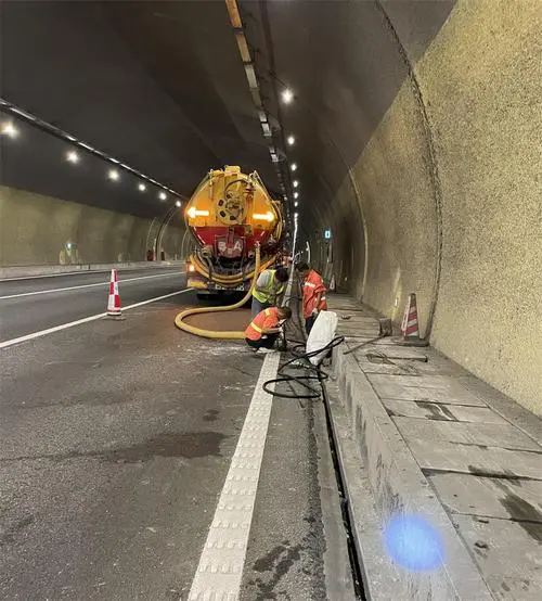 铜陵隧道排水渠清淤